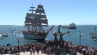 Nave Vespucci transita il canale navigabile di Taranto a vele spiegate