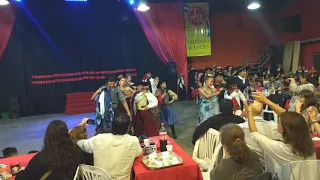 Juvenil tejiendo raíces