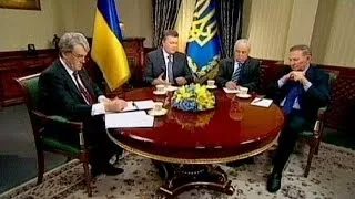 Ukranian president meets with predecessors in bid to defuse crisis