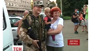 Синьо-жовтими стягами та вишиванками забарвився звільнений Слов’янськ