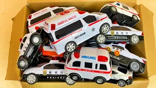 A toy police car and a Tomica ambulance minicar run happily down the slope with a siren sound!