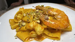 PACCHERI CON GAMBERI, PISTACCHIO E ZAFFERANO