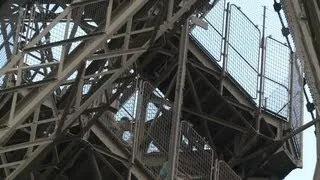 Tour Eiffel : deux suicidaires déjouent le dispositif de sécurité