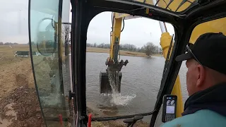 Kobelco SK210 draining the swamp!!