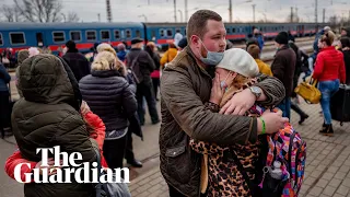 Hundreds of thousands of refugees flee Ukraine as fighting escalates