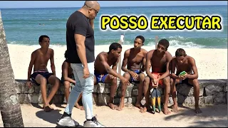 PEGADINHA: ENCONTREI O ALV0 NA ESQUINA DA PRAIA - Prank Beach