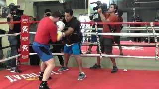 canelo on mitts with eddie reynoso getting ready for cotto EsNews Boxing