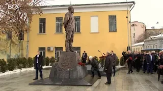 Путин в Москве открыл памятник Солженицыну