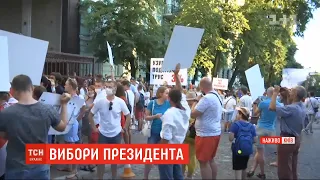 Під посольством Білорусі у Києві виникла черга з охочих проголосувати на виборах президента