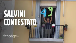 Salvini contestato a Napoli con un '49' dal balcone: "Vergogna, dove sono i nostri soldi?"