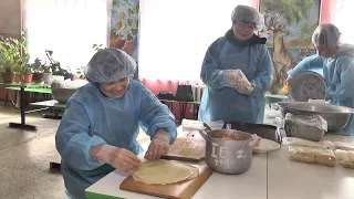 Волонтерки об’єднання «Берегиня» з с.Ковтунове виготовляють смаколики для українських захисників