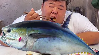 Monkey brother got more than 20kg of yellowfin tuna. One fish and two fish ate fried fish pieces wi