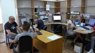 У Житомирі люди з самісінького ранку займають чергу аби отримати прописку