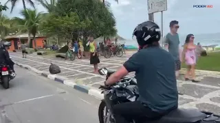 Bolsonaro anda de moto no Guarujá