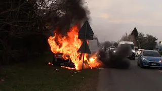 ESPLOSIONE IN DIRETTA, FURGONE IN FIAMME ARRIVO APS VVF LEGNANO IN SIRENA (Gorla Minore)