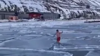 Осторожно мат! Мужик бежит по льдинам