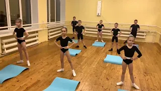 Полугодовой экзамен по классическому танцу. 1 "А" класс . 7-8 лет.