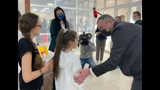 Евгений Попов передал маленьким пациентам с пороками сердца Центра им. Бакулева «Коробку храбрости»