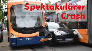 Spektakulärer Crash: Porsche zwischen Straßenbahnen eingeklemmt - eine Bahn entgleist