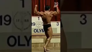 Arnold Schwarzenegger bodybuilding stage pose