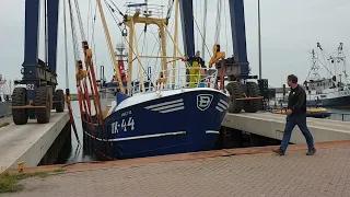 Viskotter uit water in haven Lauwersoog