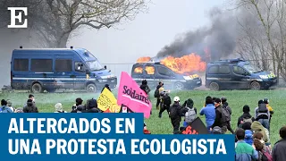 Vehículos policiales calcinados en una protesta ecologista en Francia | EL PAÍS