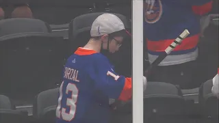 Pastrnak treats young Islanders fan to stick after pregame heckling