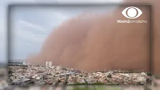 Nuvem de poeira: Cidade do interior é tomada por gigantesca nuvem vermelha