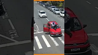 Motociclista voa por cima de carro após motorista frear para cachorro atravessar; veja o #shorts