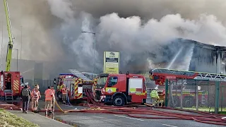 MAJOR ARSON FIRE IN MANCHESTER! - Fire Engines Responding & Firefighters in action