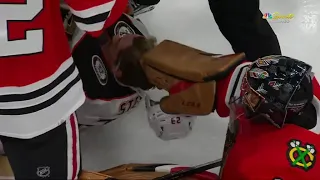 Marc-André Fleury takes off Sam Steel's Helmet during Blackhawks vs Ducks scrum