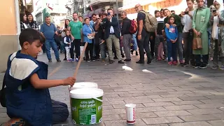 Helal olsun sana Bee. Bateri Resitali Sunan Minik Çocuk. 👏Muhteşem Yetenek. Taksim İstiklal Caddesi