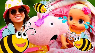 ¡Un ataque de insectos durante un picnic! Vídeos con la muñeca Alive y Peppa Pig de juguete.