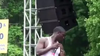 Akon's answer after banana at the stage