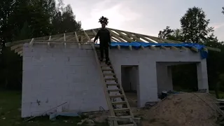 Mājas būvniecība, jumta konstrukcijas SPĀRES 14 daļa. House builder 14 part Time Lapse