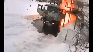 Взрыв бензовоза на заправке!!!  Kamaz explosion