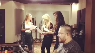 Mónica Naranjo, Dulce y Ana Bárbara cantando América de Nino Bravo