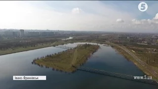 Франківські активісти взялися самотужки чистити "Німецьке озеро"