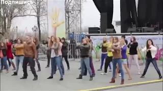 Алкаш танцует. Drunk dancing.