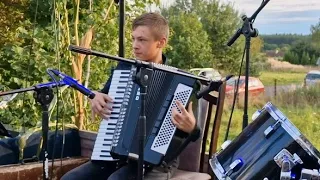 Coś niesamowitego jak pięknie gra młody muzykant a goście wspaniale bawią się w Domaniowie.