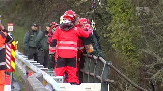 Top News – Aksidenti horror në Spanjë / Autobusi ra nga ura, konfirmohet viktima e shtatë