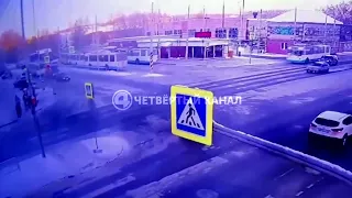 Момент смертельного ДТП в Екатеринбурге. Автомобиль наехал на людей на тротуаре