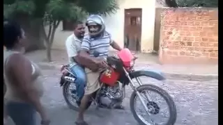 Videos engraçados dois bebados e uma moto