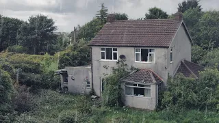 Family Fled Overnight Leaving Their ABANDONED HOUSE Frozen in Time With Everything Left Inside