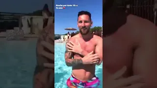 Messi, pura amabilidad: ¡un pedido de saludo en plena pileta!
