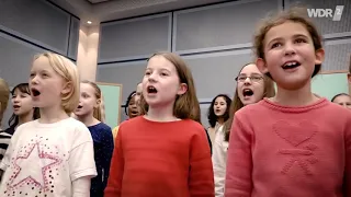 Der WDR-Kinderchor singt „Meine Oma ist ’ne alte Umweltsau“
