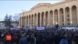 У центрі Тбілісі тисячі людей протестують з вимогою скасувати результати президентських виборів