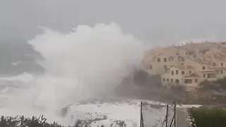 Гигантские волны в Средиземном море у побережья города  Портоколом Мальорка, 21 января 2020