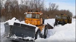 Трактор Кировец. Жесть, всё забило. Пробиваемся на дальнюю скважину.