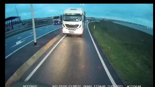 Грузовик выехал на полосу встречного движения / The truck swerved into oncoming traffic